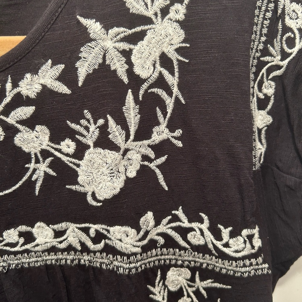 Tolani Black Top with White Floral Embroidery Short Sleeve Large 💯 Cotton Top - Picture 6 of 11